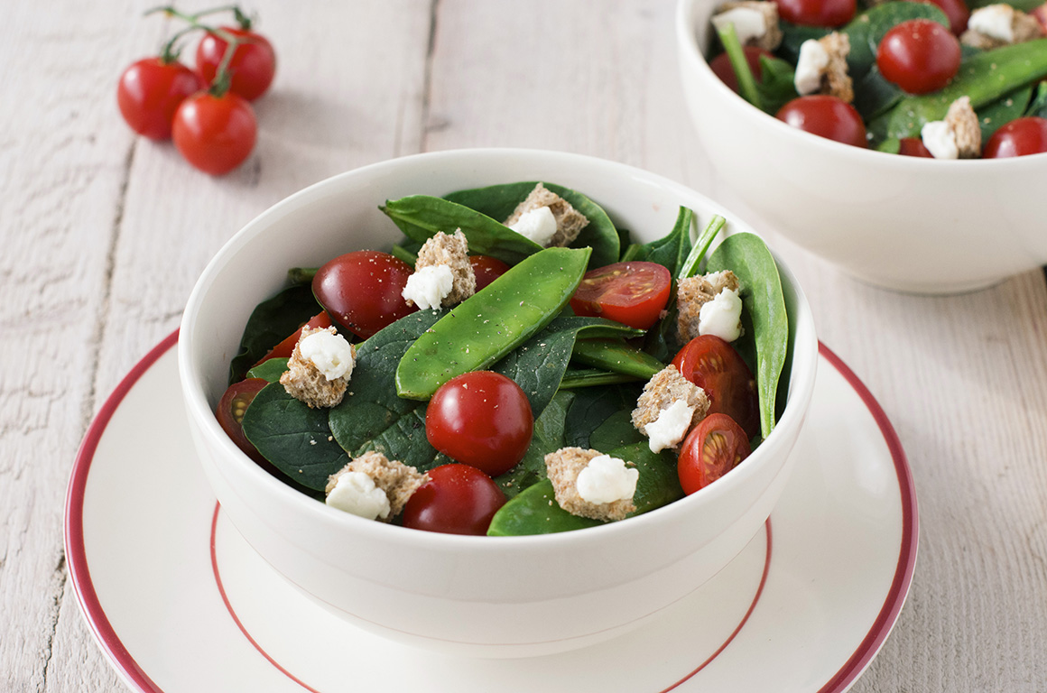 Veggipedia - Spinach salad with goat cheese croutons