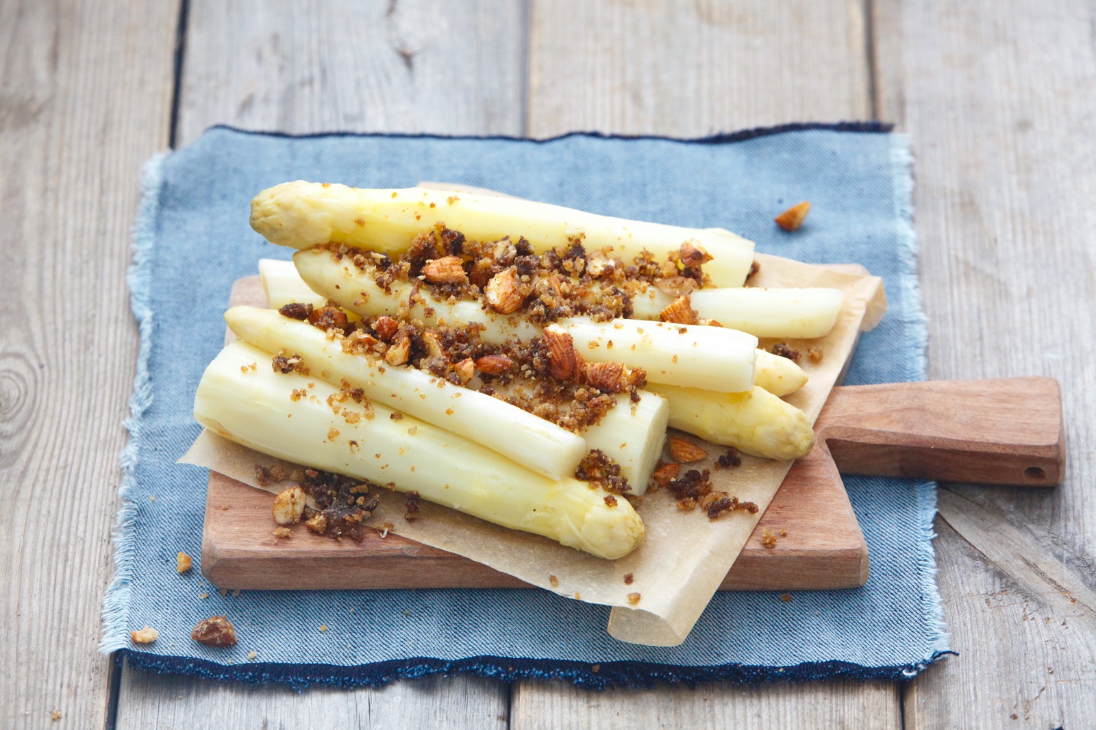 Veggipedia - Asparagus with almond crumbs