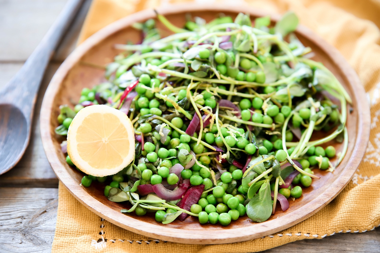 Veggipedia - Stir-fried purslane with ginger and green peas