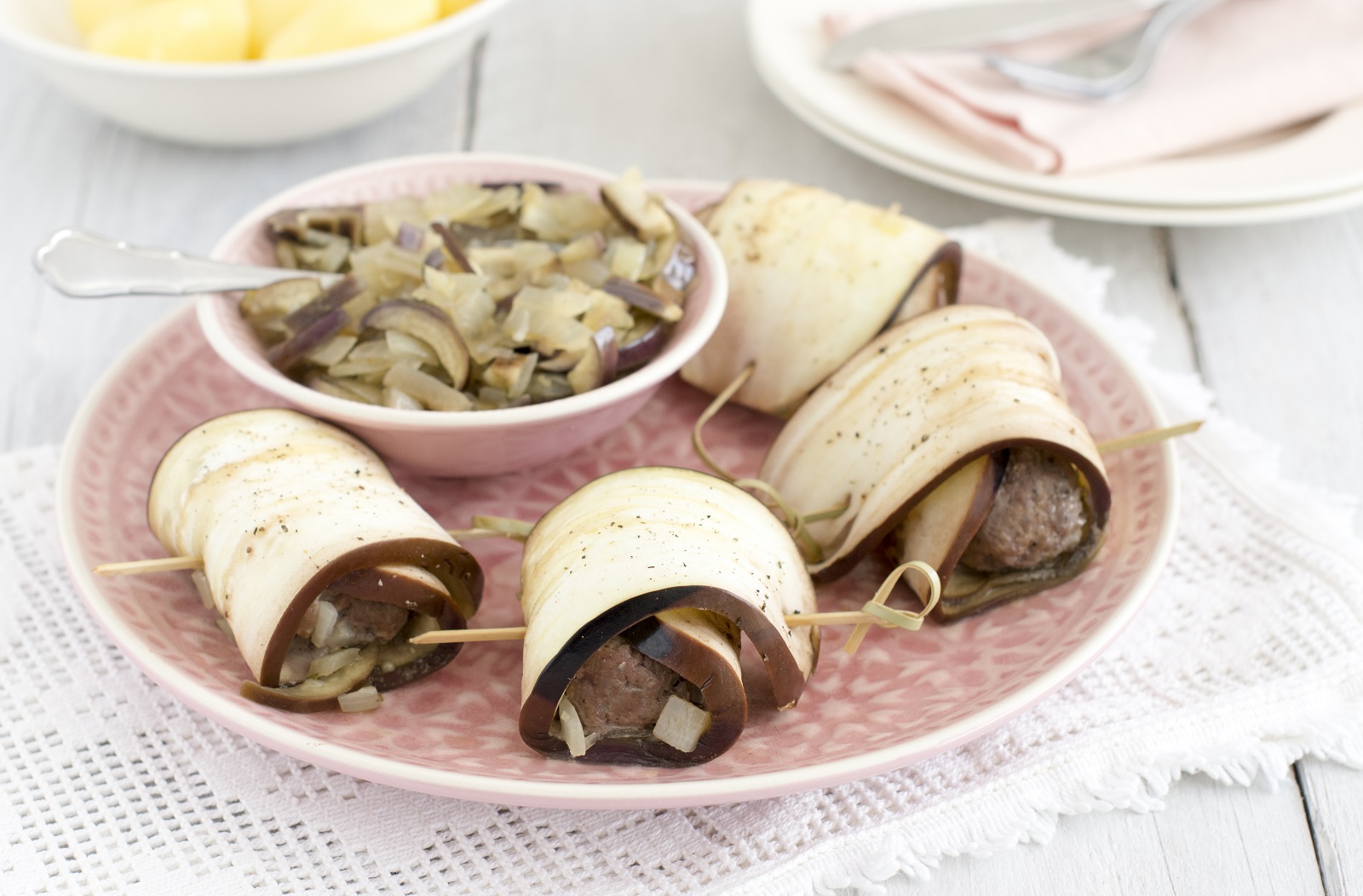 Veggipedia - Stuffed aubergine rolls with onion sauce