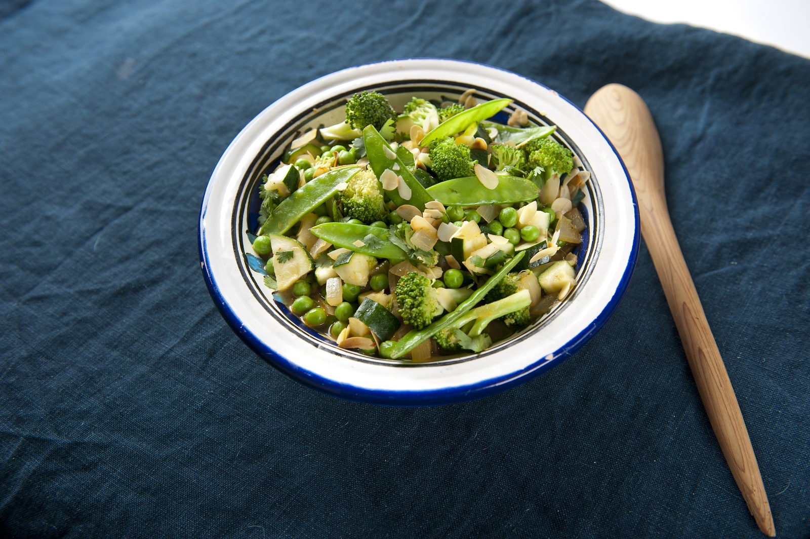 Veggipedia - Vegetable curry with lentils and roasted almonds
