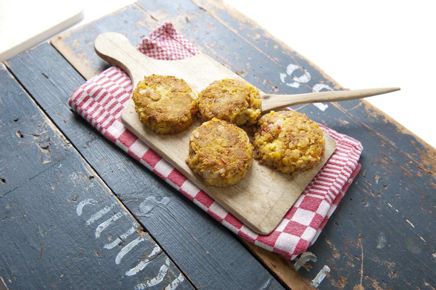 Veggipedia - Chickpea burgers with couscous and broccoli