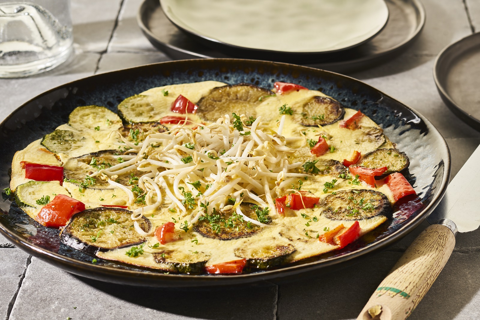 Veggipedia - Vegetable dish with courgette and bean sprouts