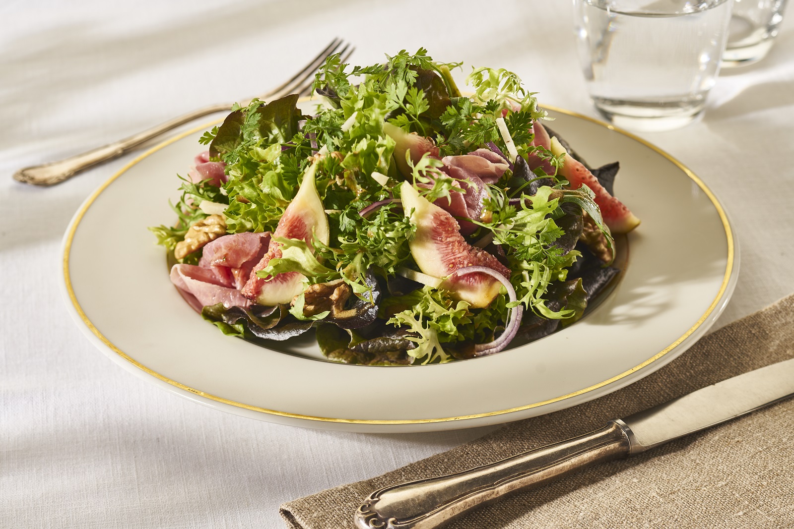 Veggipedia - Salad with venison ham and walnuts