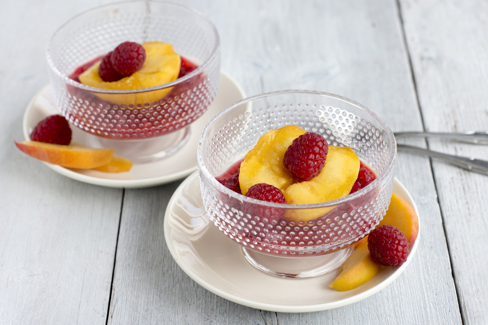 Veggipedia - Summer dessert with peach and raspberry sauce