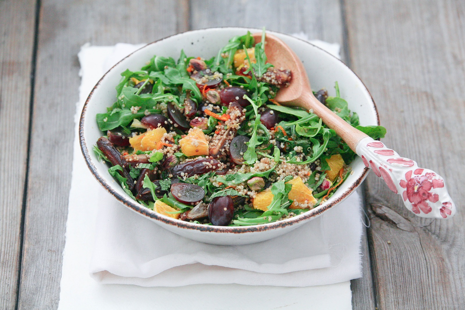 Veggipedia - Quinoa salad with orange, pistachio and dates
