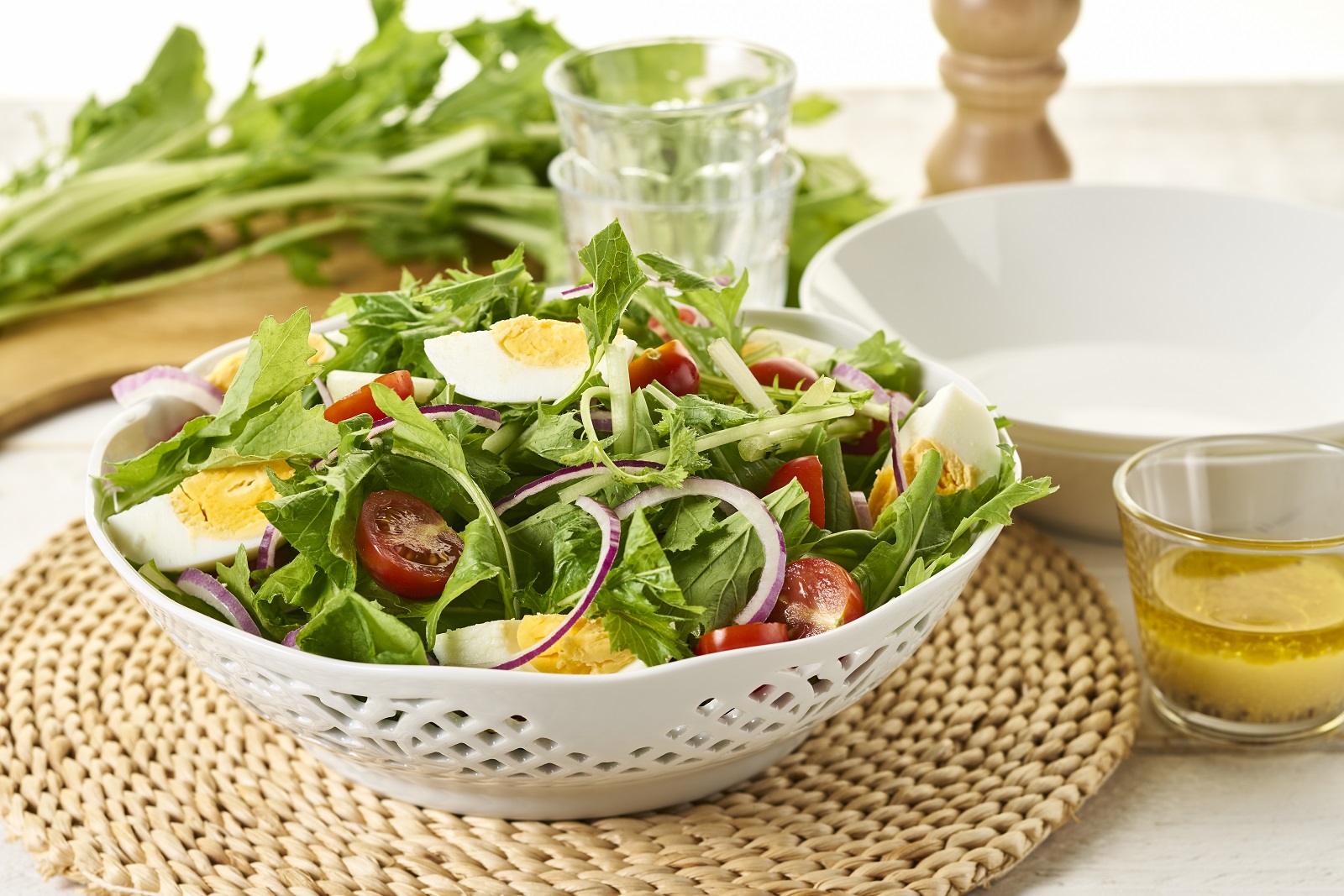 Veggipedia - Turnip greens salad with tomato and egg