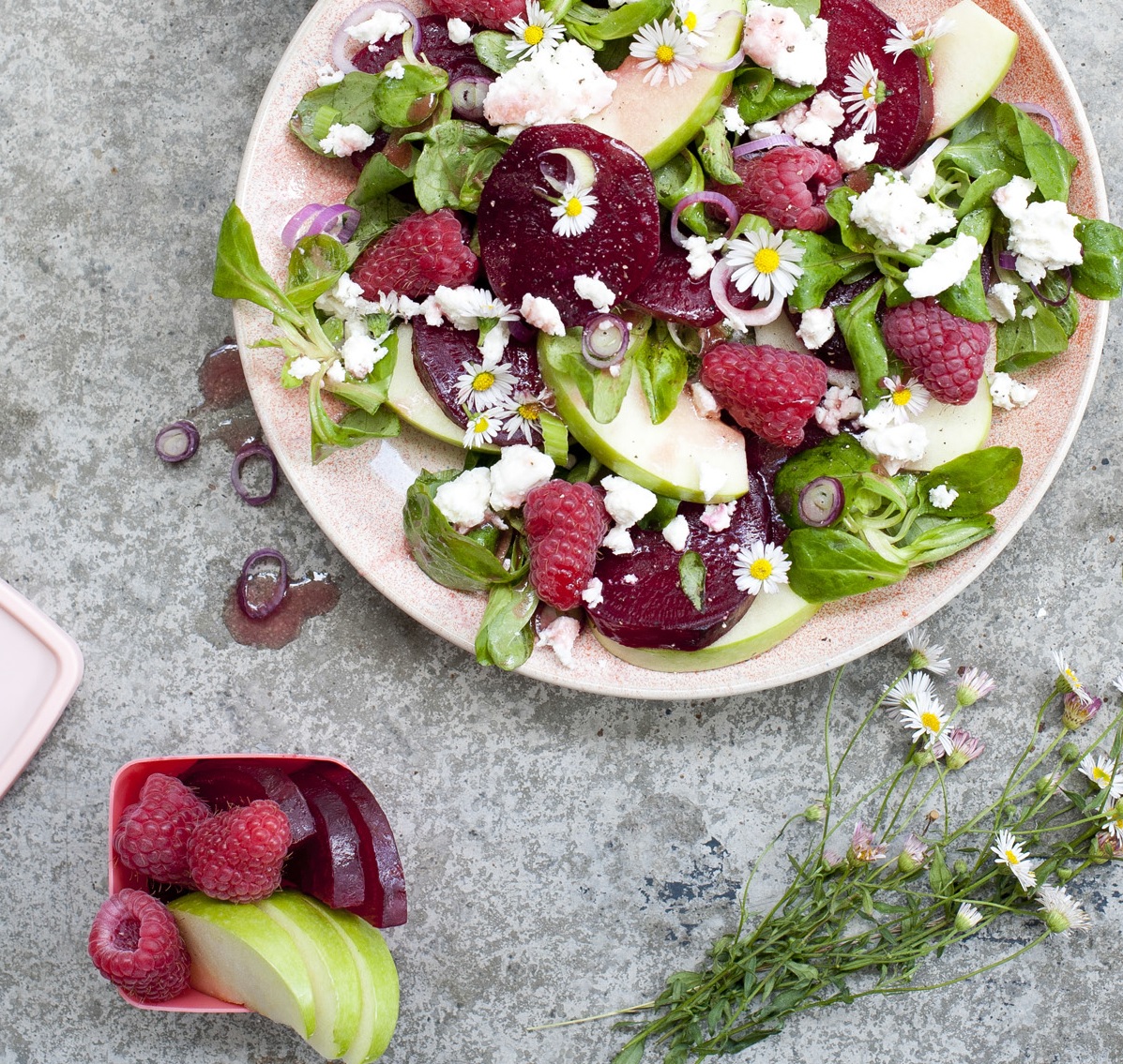 Veggipedia - Summer salad with beetroot and raspberry