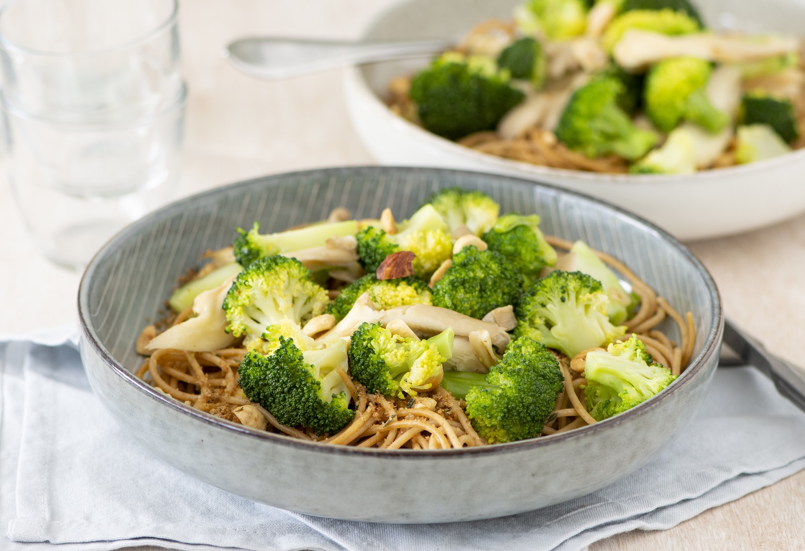 Veggipedia - Vegan spaghetti with broccoli, oyster mushrooms and hazelnuts