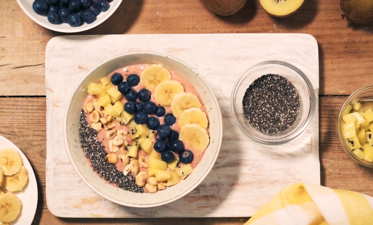 Veggipedia - Breakfast bowl with yellow kiwi, red fruit and chia seeds
