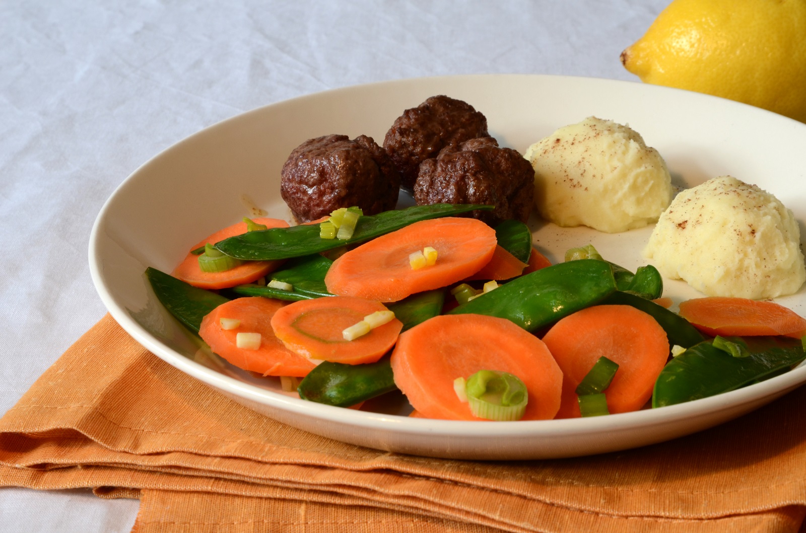 Veggipedia - Stir-fried carrots with snow peas