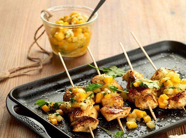 Veggipedia - Chicken skewer with yellow kiwi and mango sauce